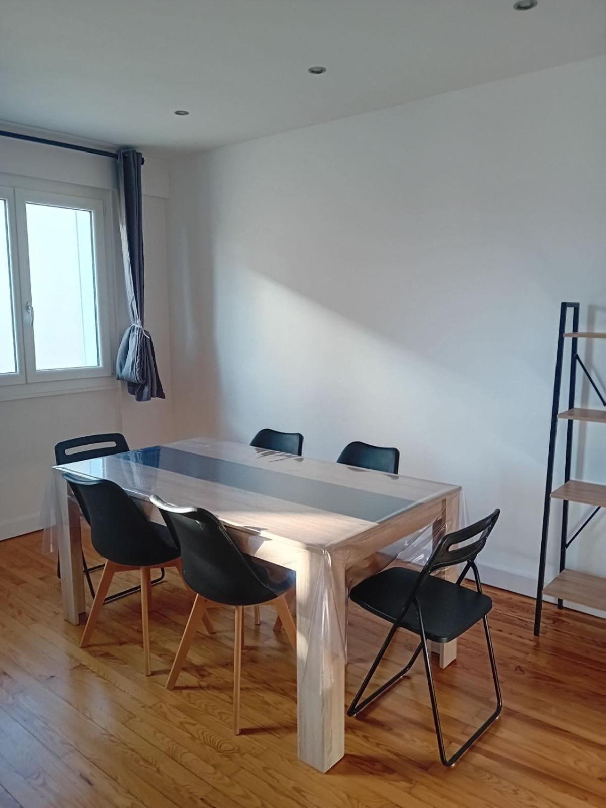 Grand Avec Garage Apartment *