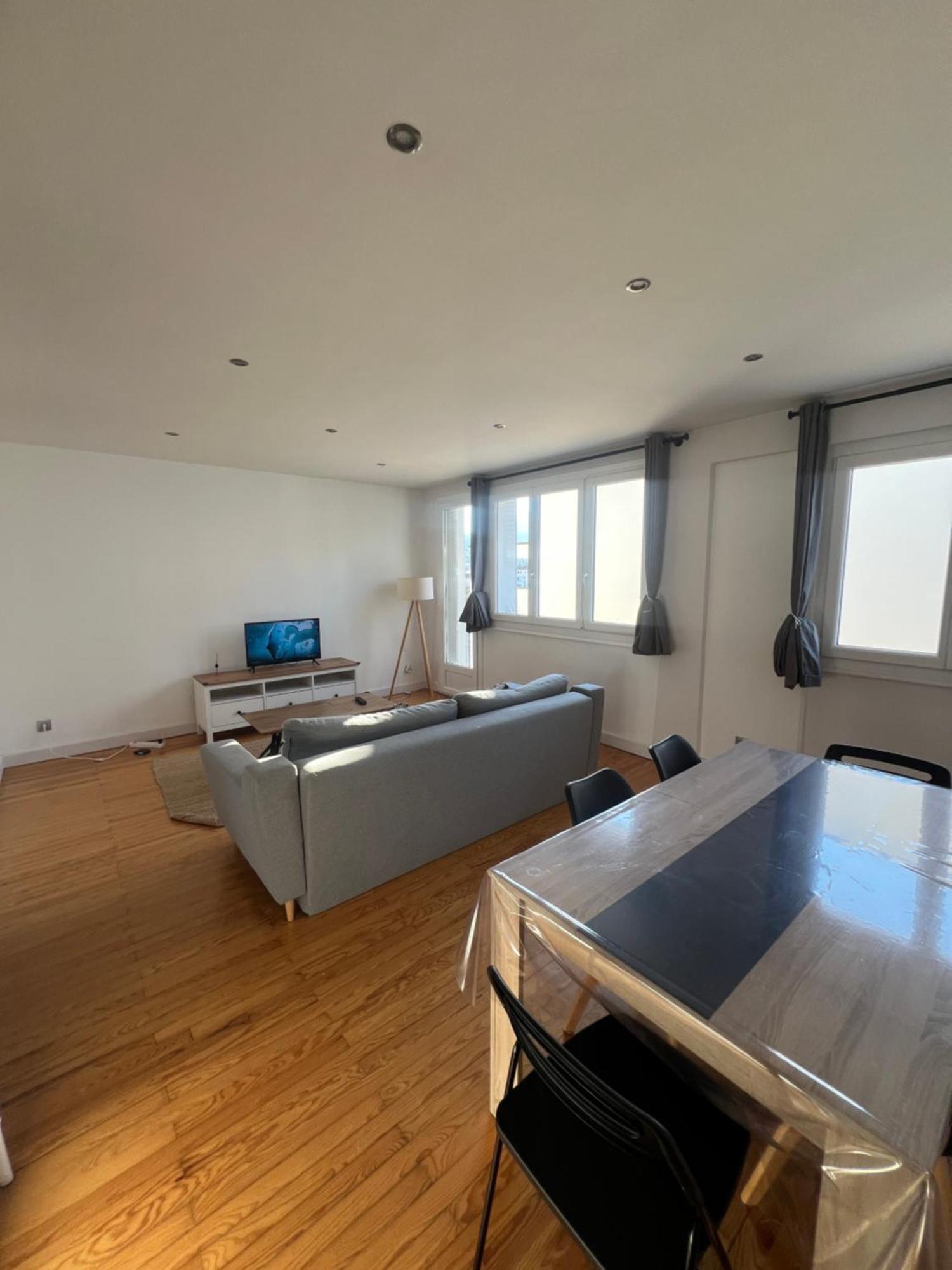 Apartment Grand Avec Garage *